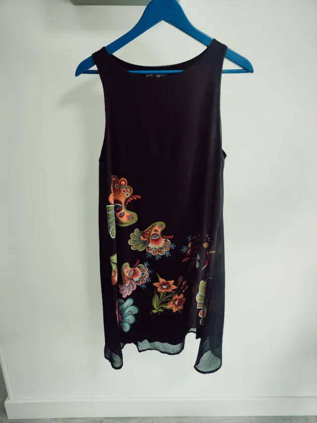 Vestido negro desigual estampado