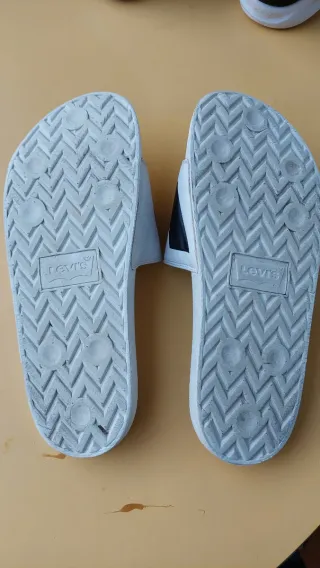 Chanclas Levi's Hombre Blancas y Negras