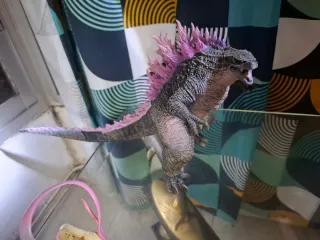 Figura Godzilla.
