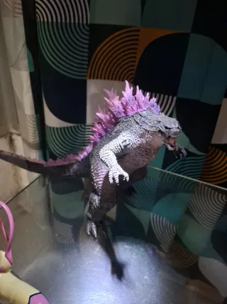 Figura Godzilla.
