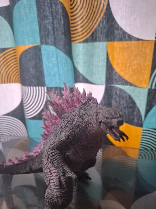 Figura Godzilla.
