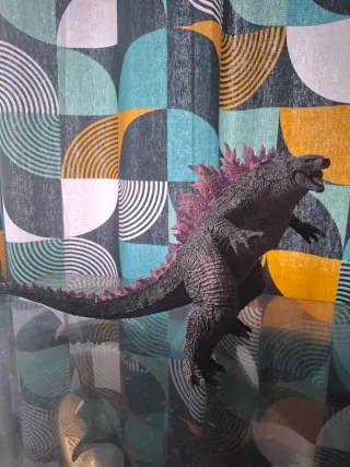 Figura Godzilla.
