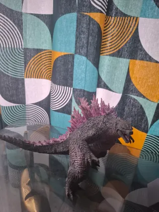 Figura Godzilla.
