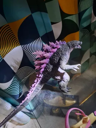 Figura Godzilla.
