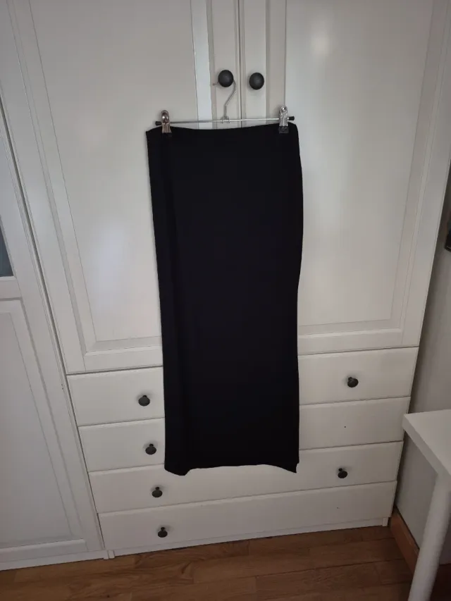 Falda larga negra con abertura