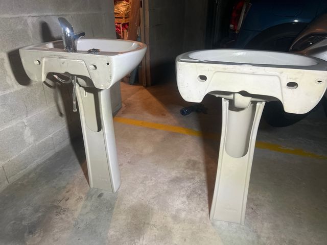 Pack 2 Lavabos Blancos con Pie uno con grifo