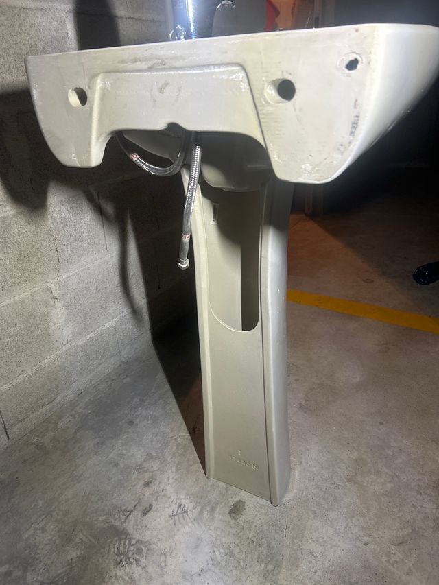 Pack 2 Lavabos Blancos con Pie uno con grifo