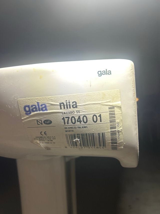 Pack 2 Lavabos Blancos con Pie uno con grifo