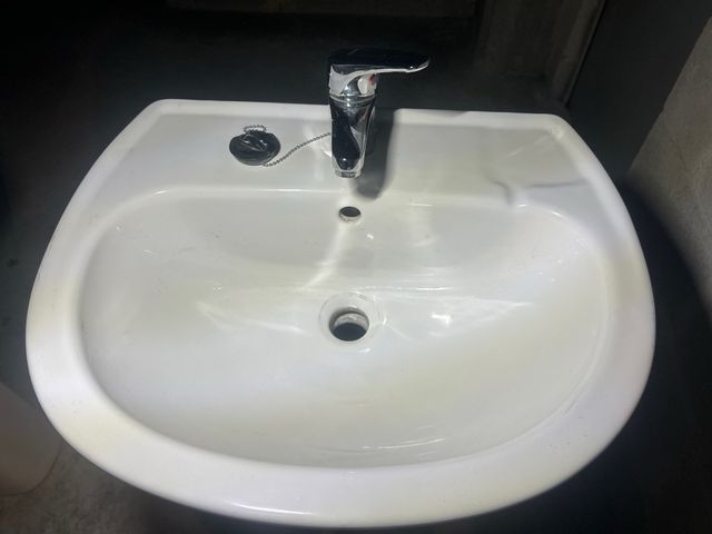 Pack 2 Lavabos Blancos con Pie uno con grifo