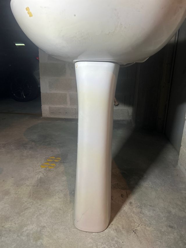 Pack 2 Lavabos Blancos con Pie uno con grifo