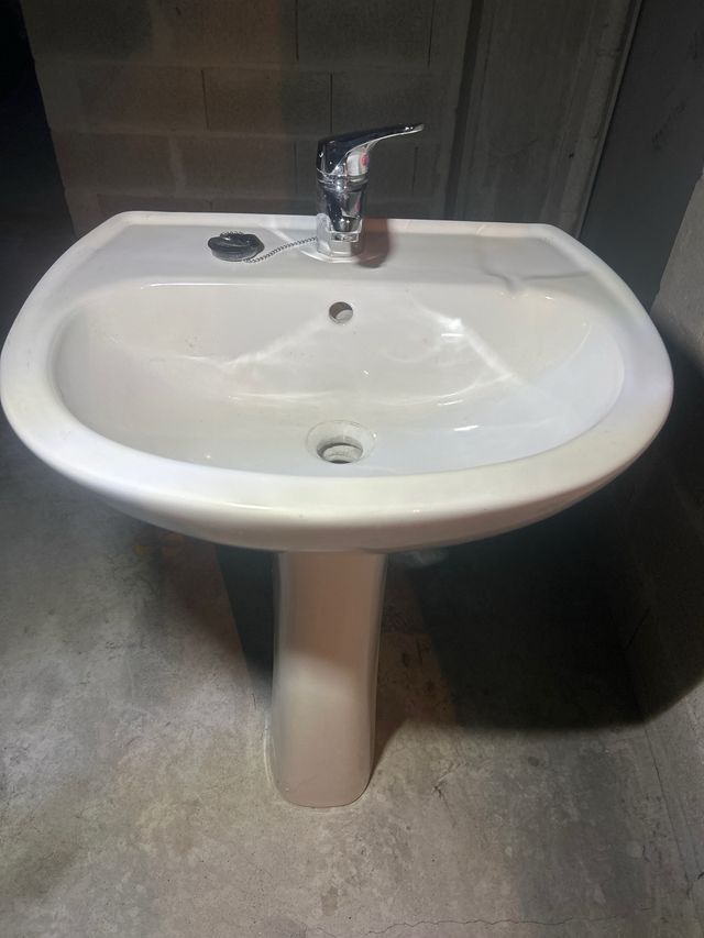 Pack 2 Lavabos Blancos con Pie uno con grifo