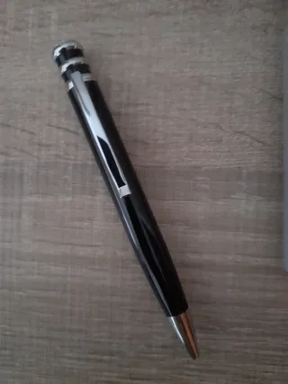 Bolígrafo negro con detalles plateados en estuche