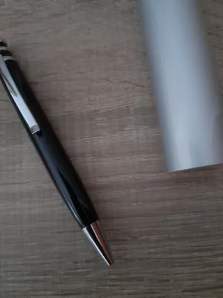 Bolígrafo negro con detalles plateados en estuche