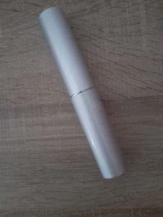 Bolígrafo negro con detalles plateados en estuche