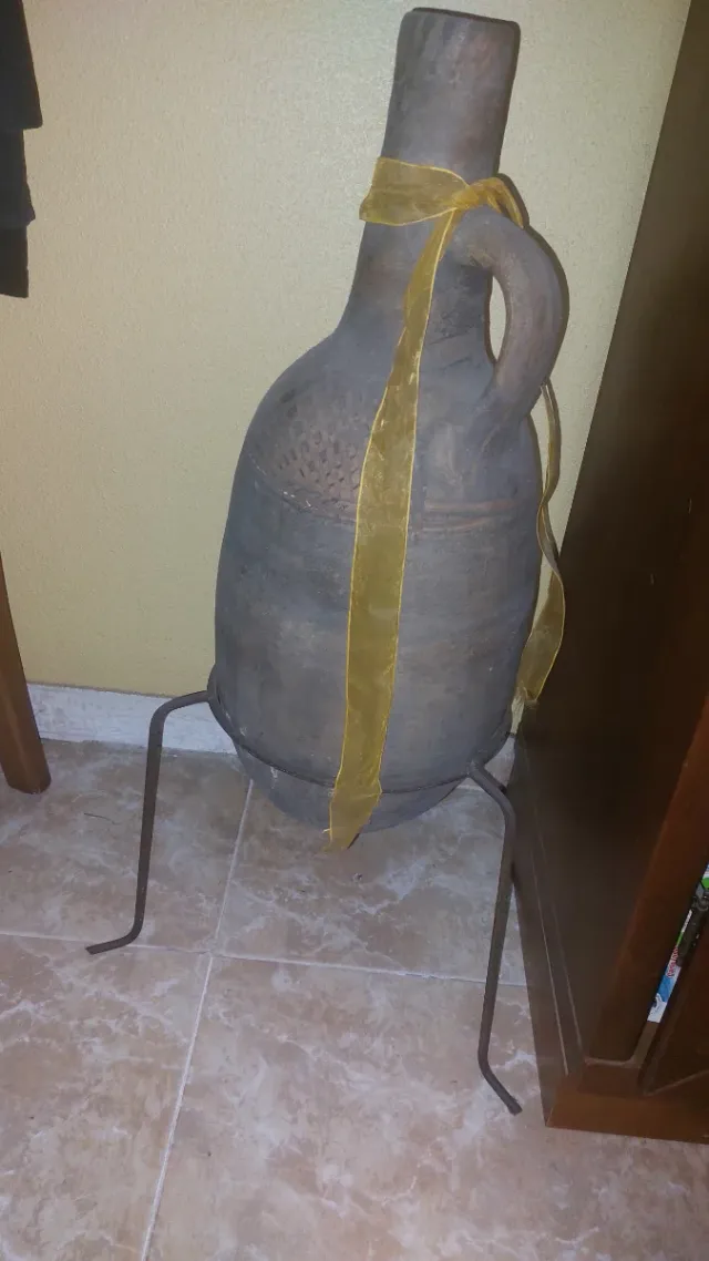 Jarrón de cerámica con soporte metálico