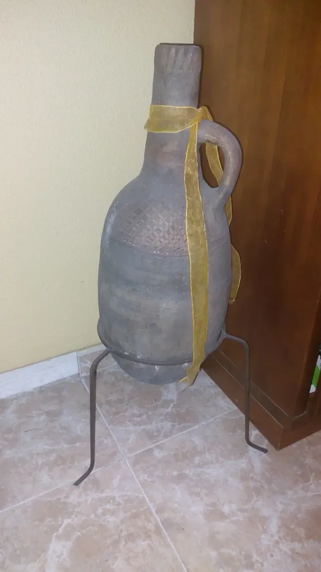 Jarrón de cerámica con soporte metálico
