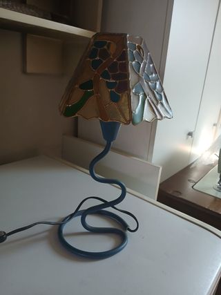 Lámpara de forja con pantalla de cristal
