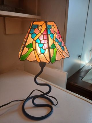 Lámpara de forja con pantalla de cristal