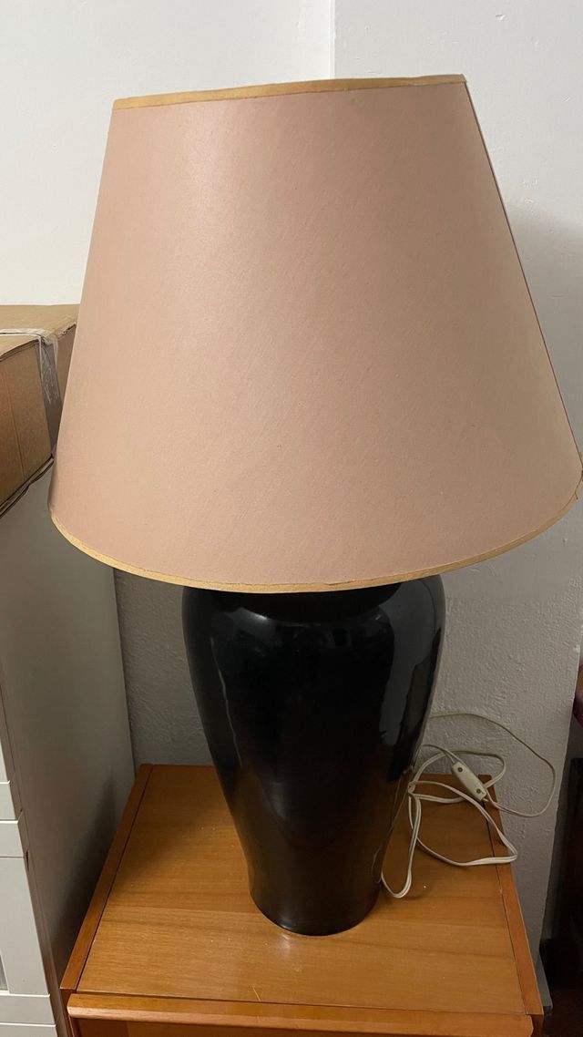 Lámpara de pie negra y beige