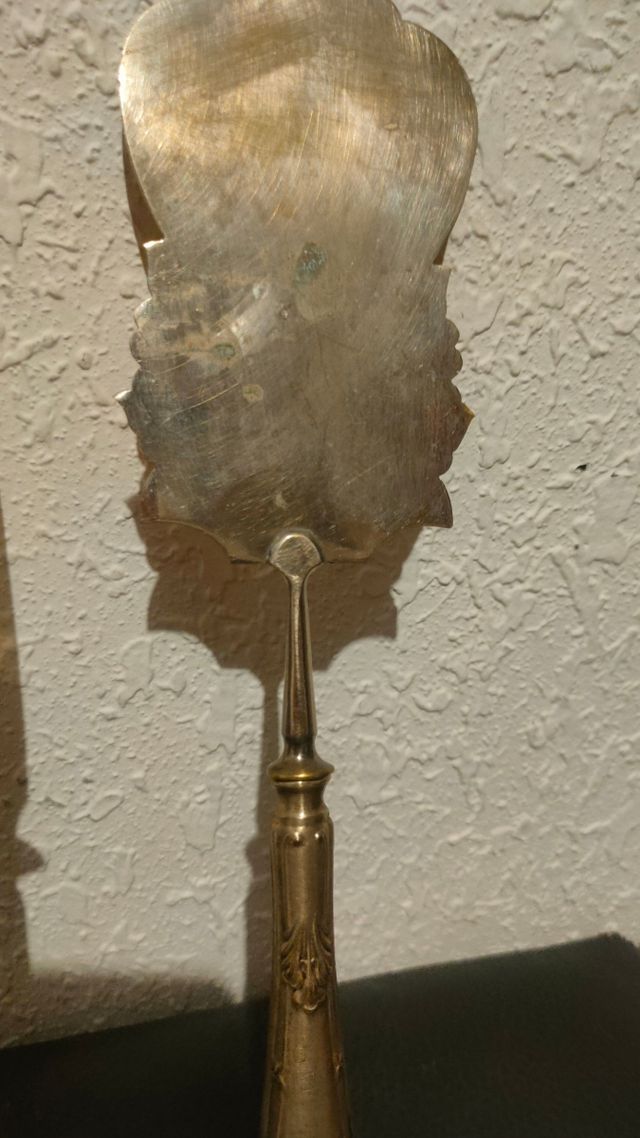 Cubiertos Metal Dorado y Plateado
Cuchillo y pala