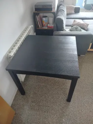 Mesa de comedor negra de madera