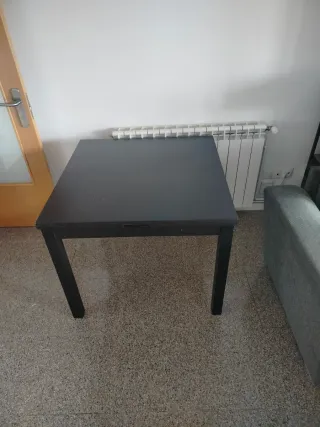 Mesa de comedor negra de madera
