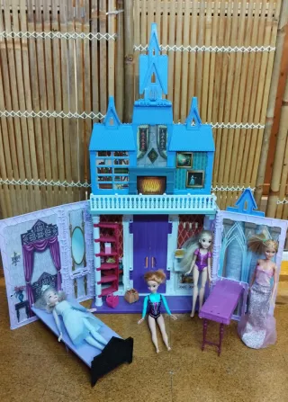 Castillo de Frozen con muñecas