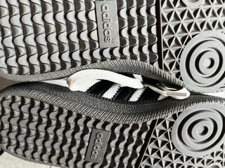 Zapatillas Adidas Negras y Blancas