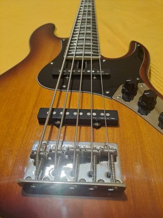 Bajo Sire Marcus Miller V5-24 5 cuerdas