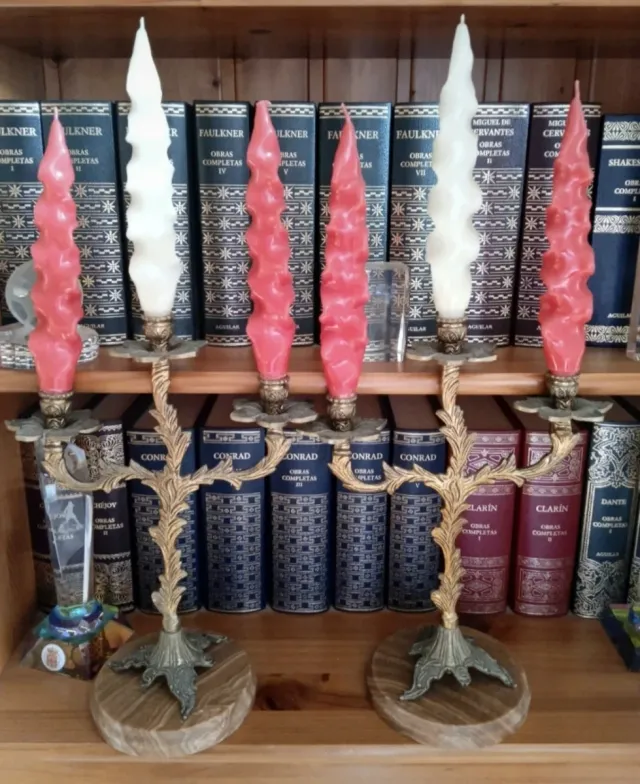 Candelabros de bronce con base de mármol.
