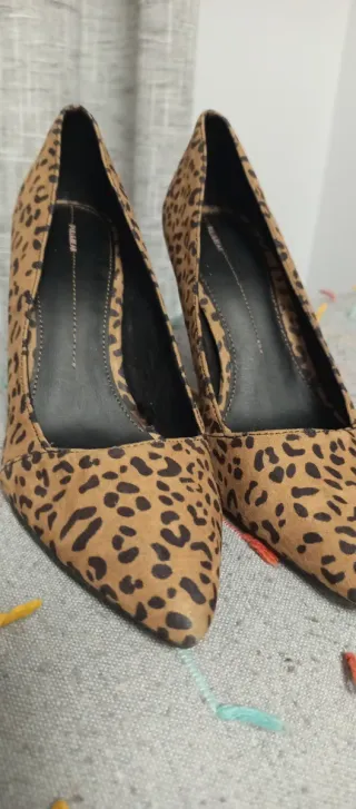 Zapatos tacón estampado animal print