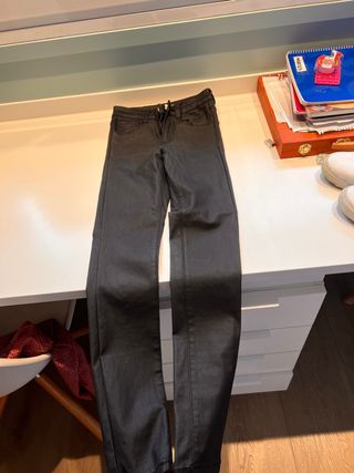 Pantalones pitillo cuero negros