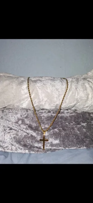 Collar de hombre con cruz dorada