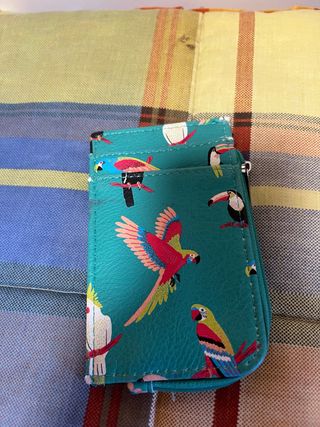 Tarjetero con estampado de loros
