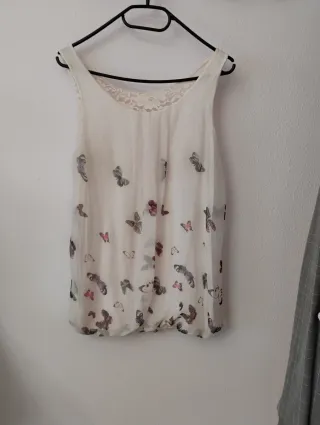 Camiseta sin mangas con mariposas