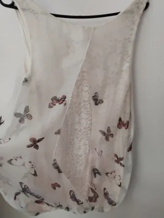 Camiseta sin mangas con mariposas
