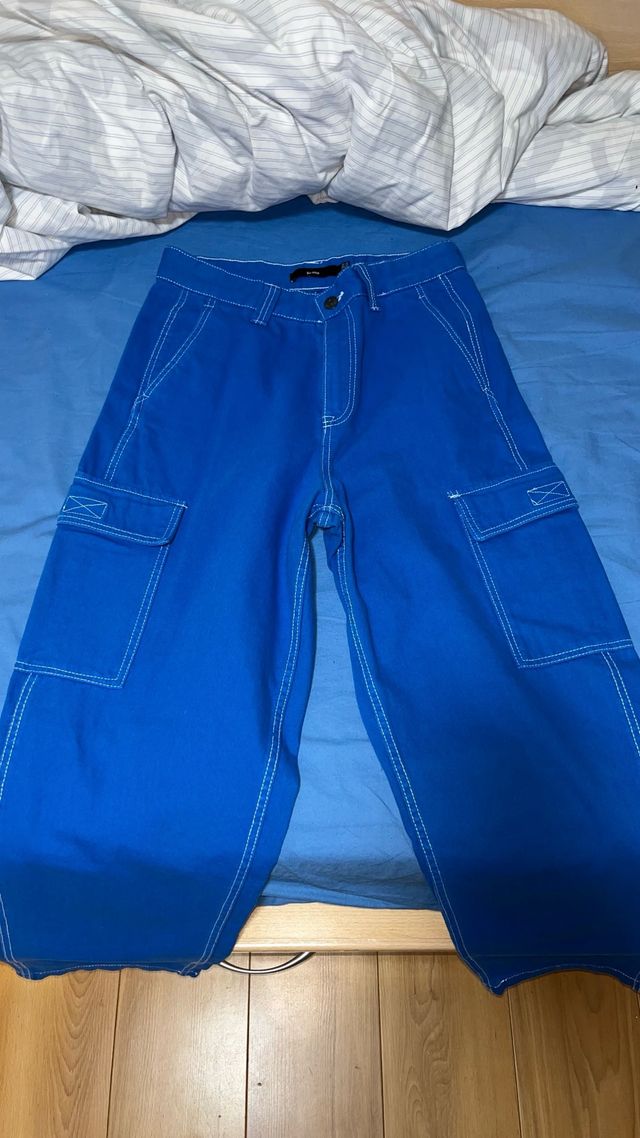 Pantalones cargo azules con costuras blancas