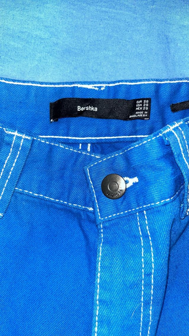 Pantalones cargo azules con costuras blancas