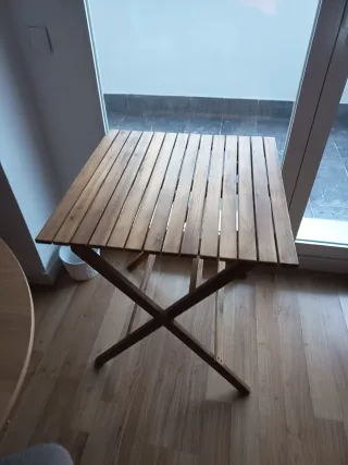 Mesa de terraza Sklum madera.
