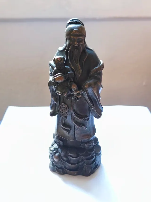 Figura cobre Santo Chino con niño