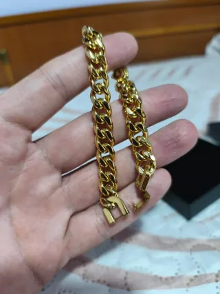 Pulsera de acero inoxidable dorado. Maciza. Nueva.