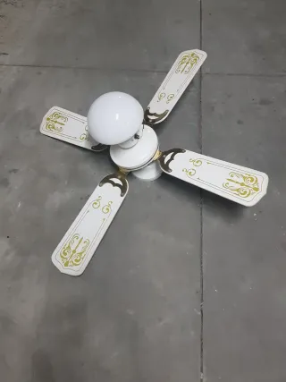 Ventilador de techo blanco y dorado