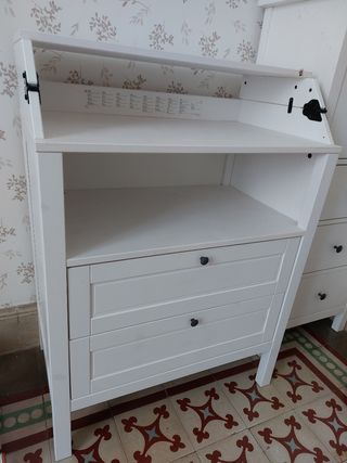 Cambiador blanco con cajones de Ikea modelo SundVi