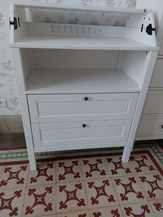 Cambiador blanco con cajones de Ikea modelo SundVi