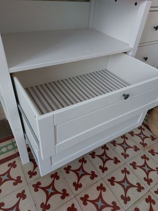 Cambiador blanco con cajones de Ikea modelo SundVi