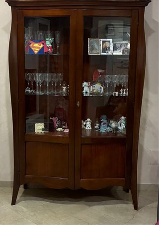 Vetrina in legno scuro con ante in vetro