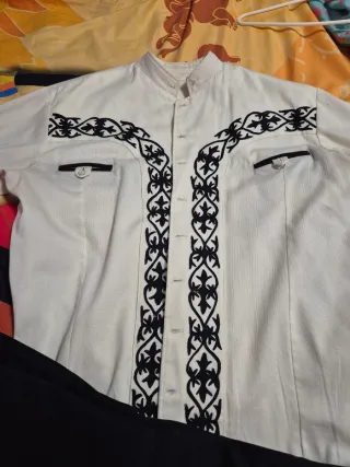 Traje Charro/Mariachi Blanco con Bordado Negro
