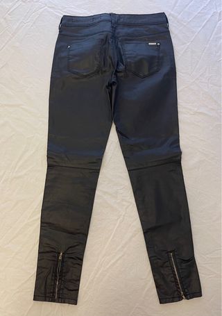 Pantalón negro efecto encerado.