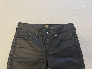 Pantalón negro efecto encerado.