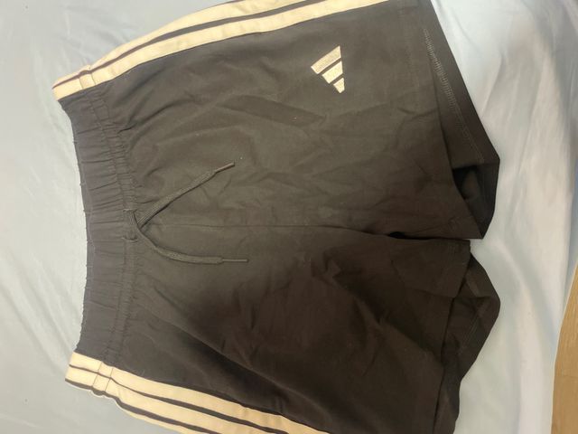 Shorts Adidas Negro con Rayas
